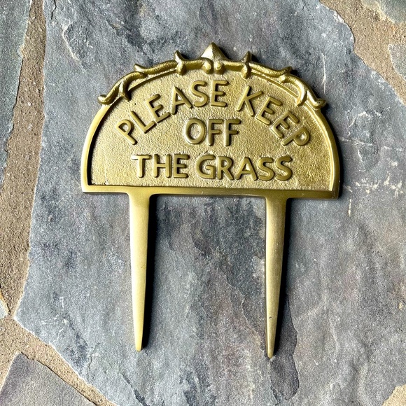 Please Keep Off the Grass Sign - Picture 3 of 4